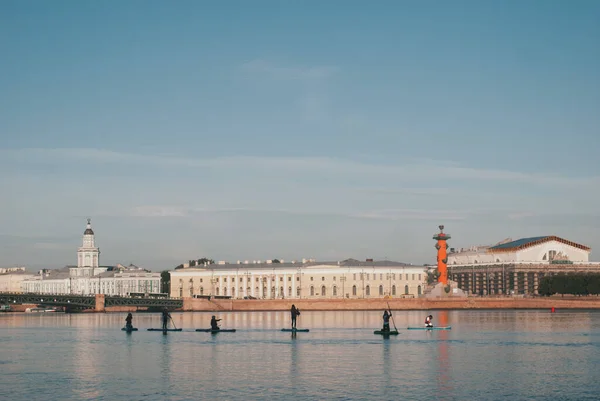 Sabahın erken saatlerinde Neva nehrinde bir sörfçünün silueti. Kuzey Rusya 'nın başkentinde sörf tahtası. N 'aber sörf. St. Petersburg — Stok fotoğraf