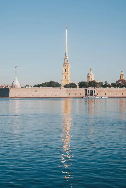 Ранній схід сонця з віддзеркаленням на воді Неви в Санкт-Петербурзі. — стокове фото