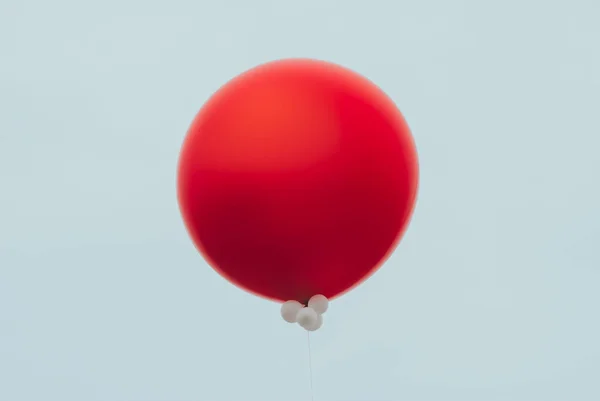 Publicidad en los globos, el globo rojo está lleno de gas helio en el cielo , —  Fotos de Stock