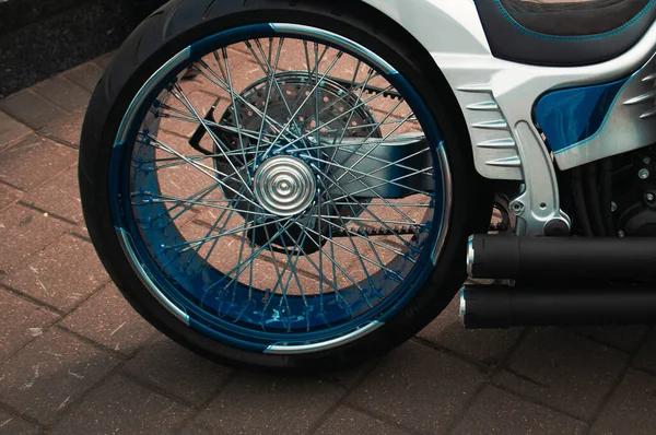 Moto personalizado americano close-up, roda traseira , — Fotografia de Stock