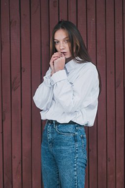 Beyaz gömlekli tatlı içe dönük kız, saflık konsepti.,