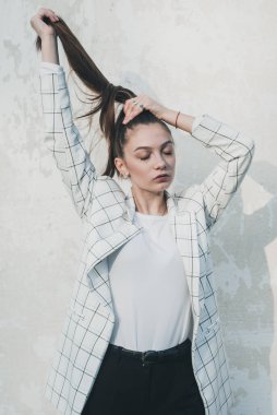 Beyaz arka planda güzel bir kız elinde bir kuyruk tutuyor,