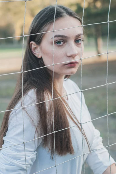 Portrét mladé krásné dívky na pozadí podzimu, — Stock fotografie