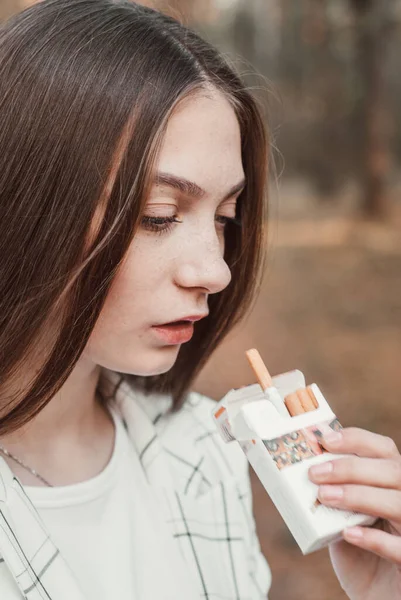 Gros plan portrait de fumer belle jeune fille — Photo