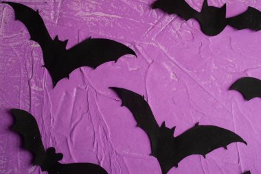 Cadılar Bayramı geçmişi. Kağıt kesiği yarasalar uçuyor. Kopyalama alanı olan üst görünüm.