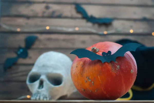 Composición otoñal con decoraciones de Halloween. Calavera, guirnalda, calabaza , —  Fotos de Stock
