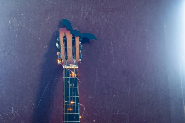 Guitarra de Halloween con guirnalda y bate, fondo de Halloween , — Foto de Stock