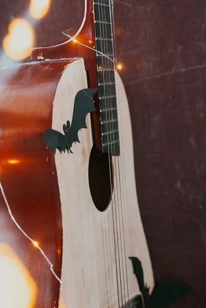 Chitarra acustica in ghirlanda gialla chiaro, sfondo festivo , — Foto Stock