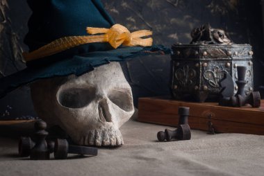 Cadılar Bayramı için kafatası, beyaz balkabağı ve satranç kompozisyonu. Ölümcül oyun konsepti,