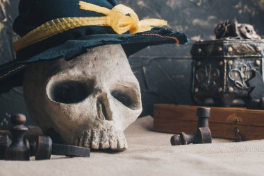 Cadılar Bayramı için kafatası, beyaz balkabağı ve satranç kompozisyonu. Ölümcül oyun konsepti,