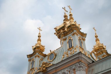 Peterhof 'da altın kubbe, iki başlı altın kartal,