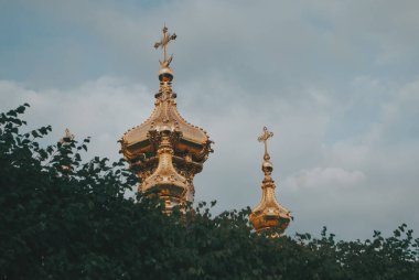 Peterhof 'da altın kubbe, iki başlı altın kartal,