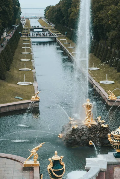 Санкт-Петербург, Россия-31 августа 2019 г.: Большой дворец и золотые фонтаны в Петергофе — стоковое фото