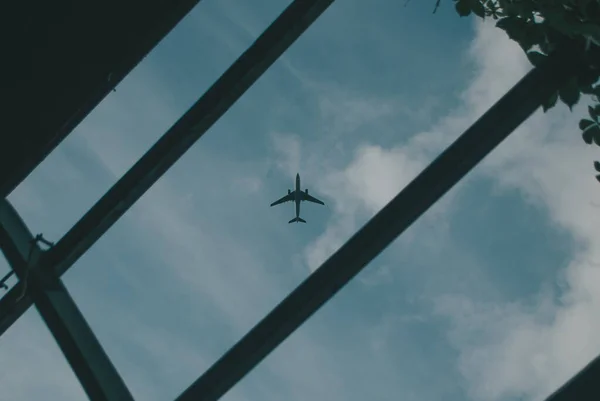 Avion dans le ciel. silhouette de l'avion contre le ciel bleu dramatique , — Photo