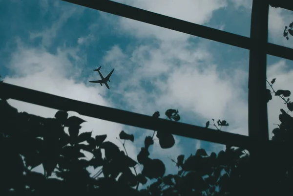 Samolot na niebie. sylwetka samolotu na tle błękitnego dramatycznego nieba, — Zdjęcie stockowe