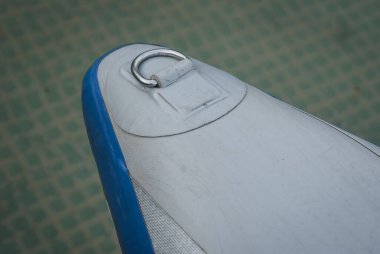 Kürek tahtasının pruvasında demirleme halkası, yakın çekim tahtası.,