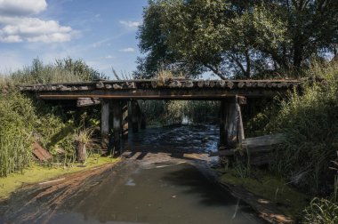 Eski ahşap köprü, aşırı gelişmiş ıslah kanalı.,