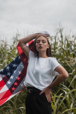 Amerikan bayrağı taşıyan bir kızın portresi