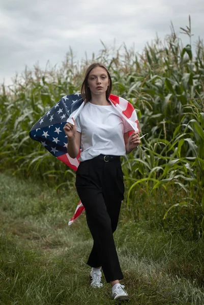 Una giovane donna americana con le stelle e le strisce, — Foto Stock