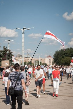 BELARUS, MINSK 16 AĞUSTOS 2020 Beyaz Rusya 'nın bağımsızlığının beyaz kırmızı beyaz bayrak sembolü Beyaz Rusya' da barışçıl bir protesto