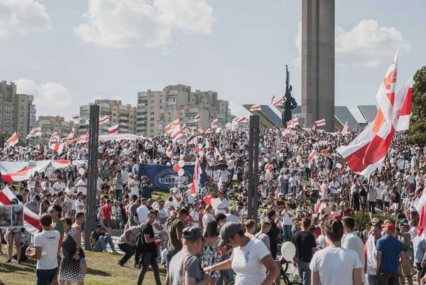 BELARUS, MINSK 16 AĞUSTOS 2020 Beyaz Rusya 'nın bağımsızlığının beyaz kırmızı beyaz bayrak sembolü Beyaz Rusya' da barışçıl bir protesto