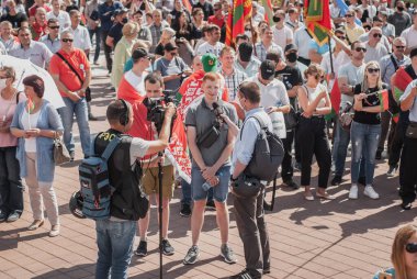 MINSK, BELARUS, AĞUSTOS 16, 2020 Beyaz Rusya Cumhurbaşkanı Alexander Lukashenko 'ya destek için düzenlenen mitingde basın toplantısı