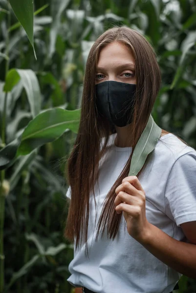 Dziewczyna w masce medycznej w dżungli, — Zdjęcie stockowe