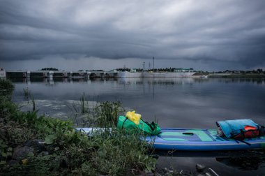 Hidroelektrik santralin arka planında rafting, şişirilebilir tahta,
