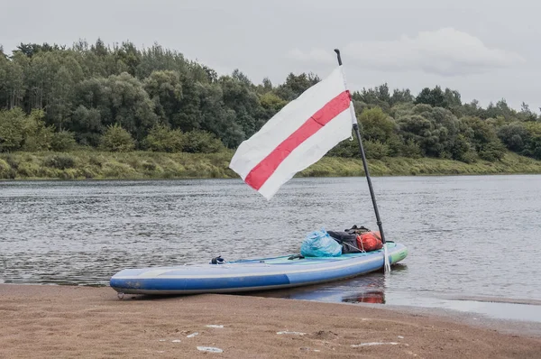Paddleboard sulla Banca, rafting fluviale in onore della Bielorussia libera, — Foto Stock