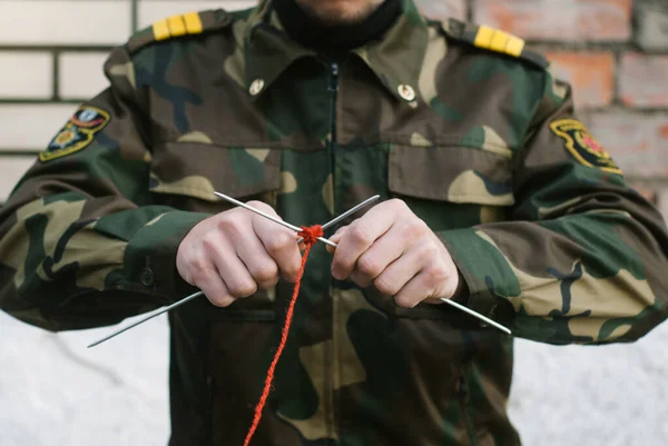 Soldat Tricot Uniforme Avec Aiguilles Fil Rouge — Photo