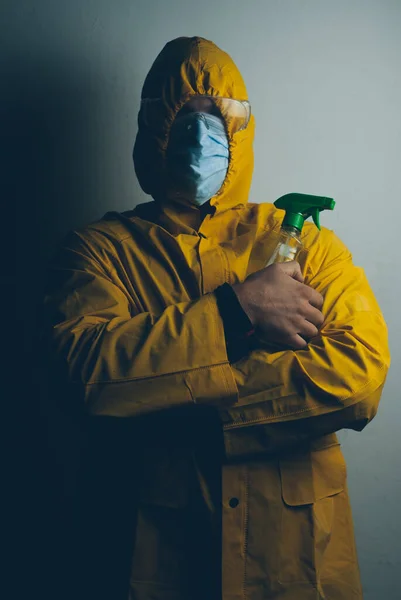 Retrato Homem Terno Protetor Com Desinfetante — Fotografia de Stock