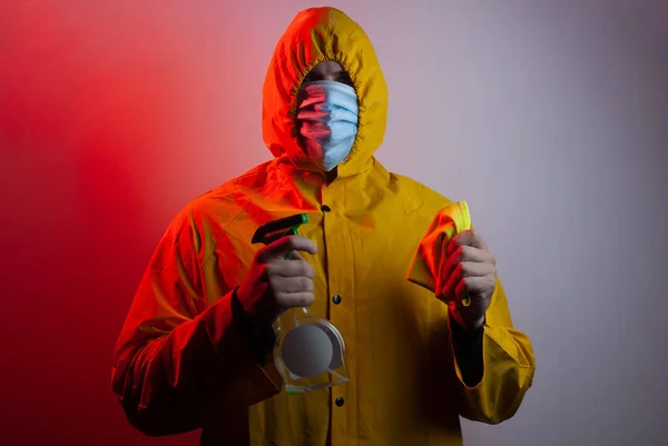 スーツと医療マスクの男が部屋を消毒する — ストック写真