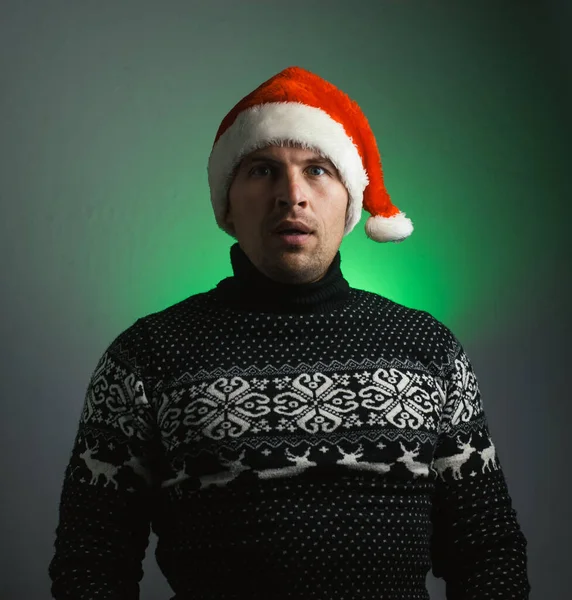 クリスマスのセーターとサンタの帽子の驚くべき男 — ストック写真