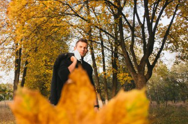 Kişi karantina önlemlerini ihlal ediyor ve tıbbi maskeyi çıkarıyor.,