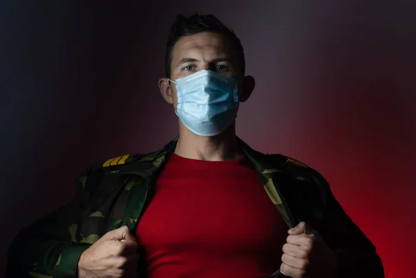 Super-herói militar em uma máscara médica, — Fotografia de Stock