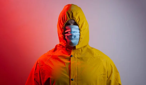 Ιολόγος με ιατρική μάσκα και κίτρινη προστατευτική στολή με κουκούλα, — Φωτογραφία Αρχείου