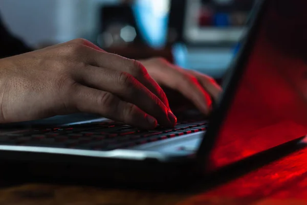 Um homem trabalhando em um laptop close-up, mãos no teclado, — Fotografia de Stock