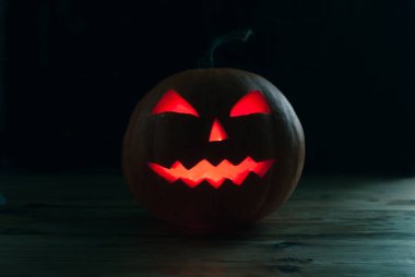 Karanlığın içindeki fener, kırmızı gözler,