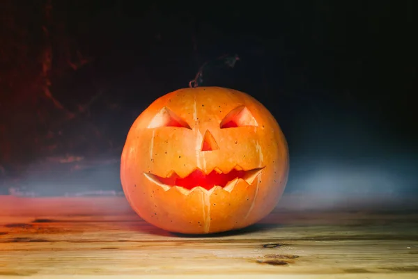 Calabaza en la niebla en una mesa de madera, Jack-o-linterna, —  Fotos de Stock