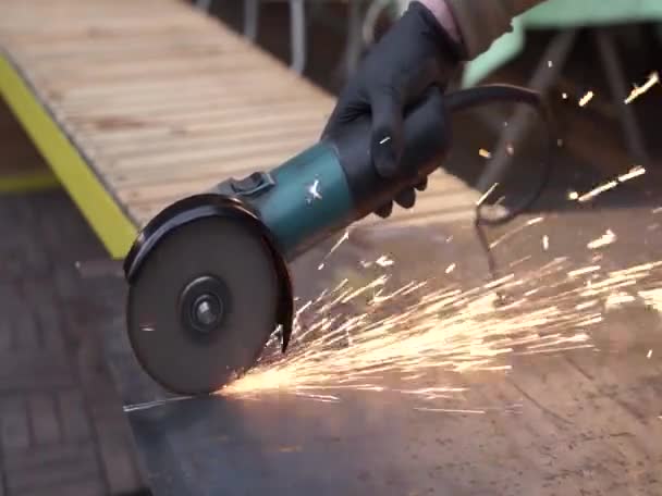 Snijden van een metalen plaat met haakse slijper met veel vonken — Stockvideo