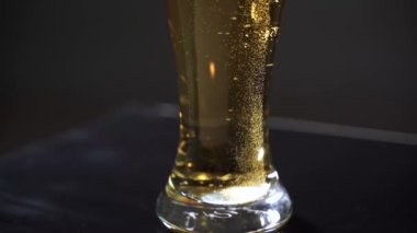 Yükselen kabarcıklar ile bira cam yakın çekim, alt-yukarı atış