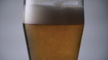 Kabarcıklar bira yakın çekim dolu bir bardak yükselen
