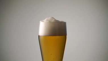 Köpük ve yükselen kabarcıklar yakın çekim ile tam bira bardağı