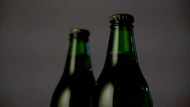 Play of studio light on green beer bottles close-up — Stock Video