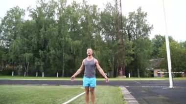 Sporcu yavaş çekimde stadyumda bir flip yapıyor