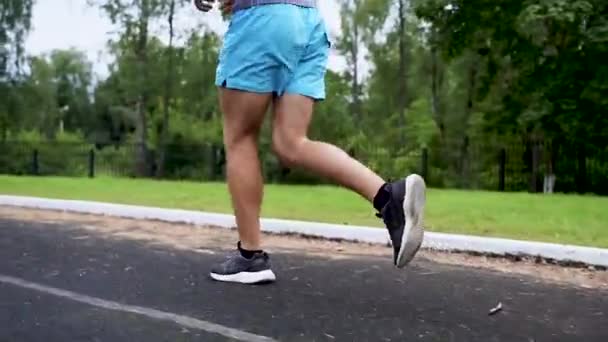 Athletischer Mann läuft in Zeitlupe mit Beinen aus nächster Nähe — Stockvideo