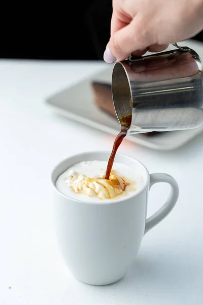 Barista está derramando café expresso em glace de café de sorvete em branco flat lay — Fotografia de Stock