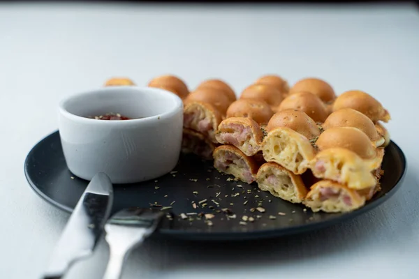 Gofre de burbuja de Hong Kong con salchicha y queso en la puesta plana blanca — Foto de Stock