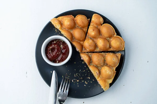 Hong Kong balonlu waffle 'ın beyaz düzlükte sosis ve peynirli üst görüntüsü 