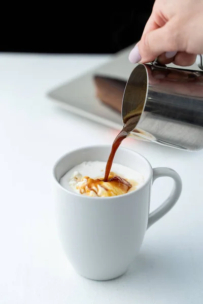 Barista está derramando café expresso em glace de café de sorvete em branco flat lay — Fotografia de Stock